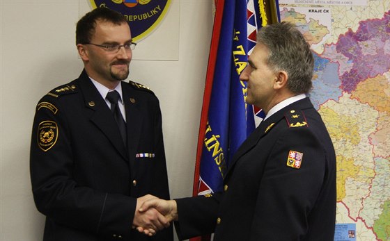 Víta Ruara (vlevo) uvedl do funkce krajského éfa hasi generální editel...