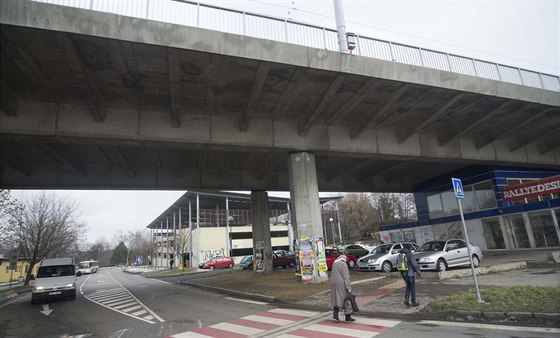 Nadjezd na Gahurov ulici ve Zlín vznikl v osmdesátých letech minulého století.