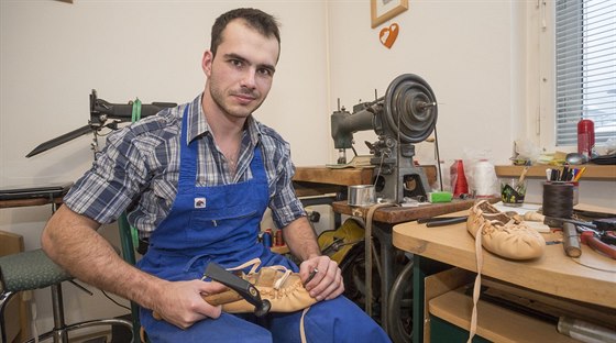 Jakub Kopecký dlá napíklad koené doplky k lidovým krojm.