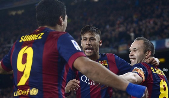 Andres Iniesta (vpravo) z Barcelony se raduje z gólu se spoluhrái Neymarem...