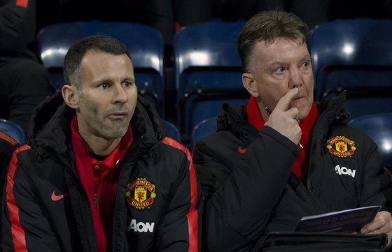 Louis van Gaal (vpravo) a Ryan Giggs. Neboli hlavní trenér Manchesteru United a...