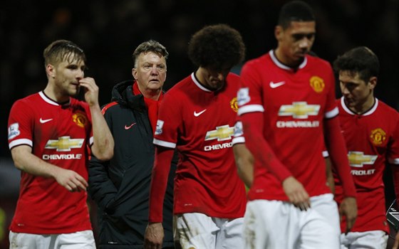 Fotbalisté Manchesteru United a jejich trenér Louis van Gaal (druhý zleva) po...