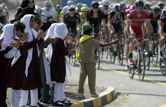 První etapa závodu Kolem Ománu a zaínající fanynky cyklistiky.