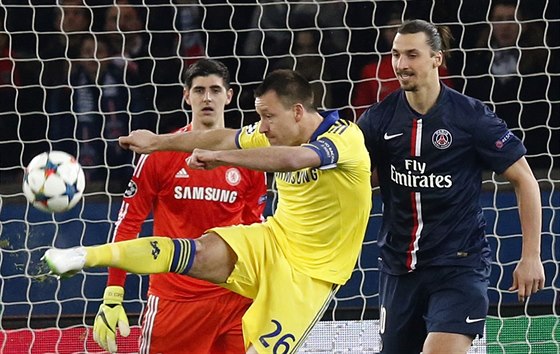 TENTOKRÁT SE NETREFIL. Zlatan Ibrahimovic (vpravo) o víkendu dal gól ve francouzské lize, v osmifinále Ligy mistr ho ale vychytal branká Chelsea Thibaut Courtois (vlevo).