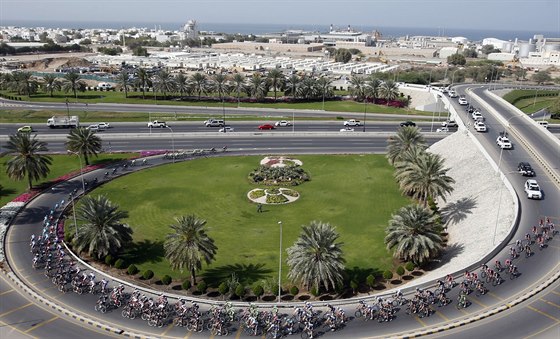 Momentka ze druhé etapy cyklistikcého závodu Kolem Ománu.