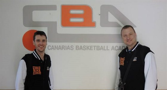 Lubomír Rika (vlevo) a Pavel Bene, trenéi BA Nymburk ped logem CBA,...