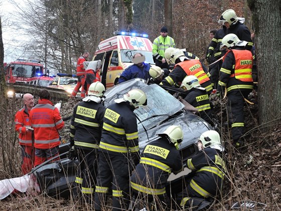 idika s autem vyletla mimo silnici do pole a vozidlo otoila na stechu.