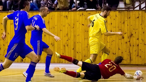 Momentka z futsalového duelu mezi Chrudimí (modrá) a Vysokým Mýtem