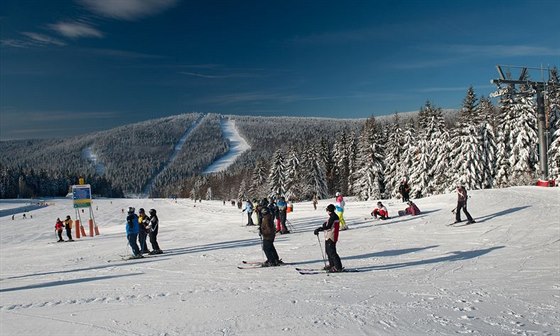 Pohled na sjezdaský areál Hochficht smrem k hranici