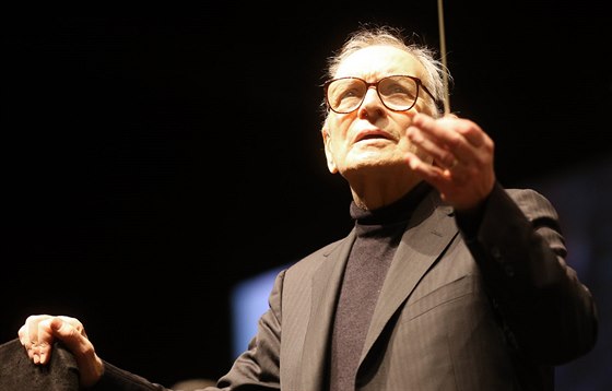 Ennio Morricone dirigoval v O2 aren (12. února 2015).