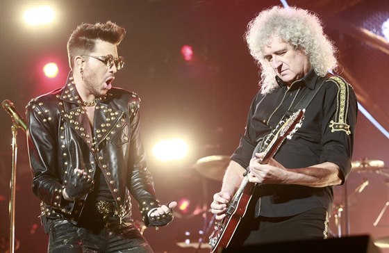 Zpvák Adam Lambert a kytarista Brian May na koncert, který Queen odehráli 17....