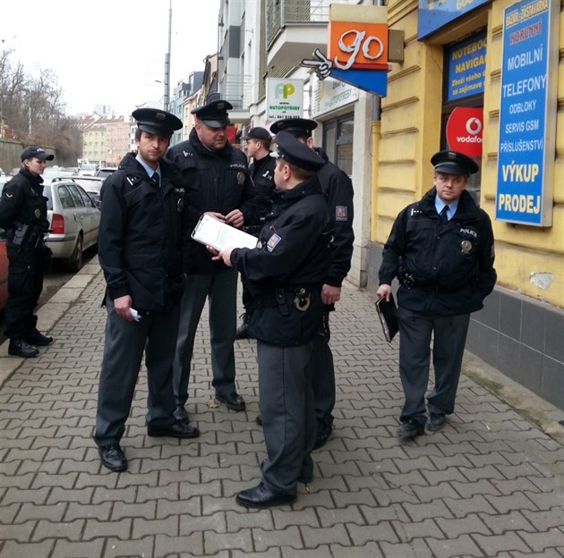 Policisté ped kontrolou bazaru v Michli.