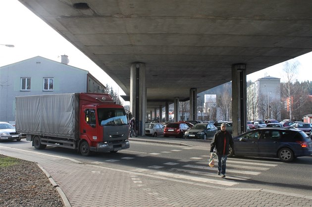 Nadjezd pivádí dopravu do centra Vsetína.