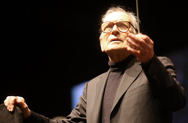 Ennio Morricone dirigoval v O2 areně (12. února 2015). Ennio Morricone dirigoval v O2 areně (12. února 2015).