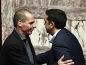 eck ministr financ Janis Varufakis (vlevo) s premirem Alexisem Tsiprasem...