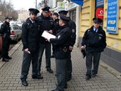 Policisté ped kontrolou bazaru v Michli.