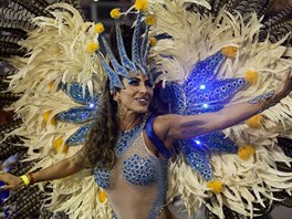 Brazilská televizní moderátorka Jaque Khuryová sdílí lásku svého národa k tanci...