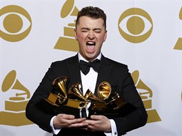 HUDEBNÍ HVZDA. Zpvák Sam Smith pózuje se tymi cenami Grammy. Stal se...