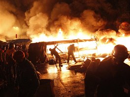 Stet demonstrant s policisty na kyjevskm nmst Nezvislosti. (18 nora...