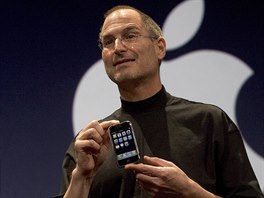 Steve Jobs poprvé veejnosti ukazuje Apple iPhone. (Mac World 2007)