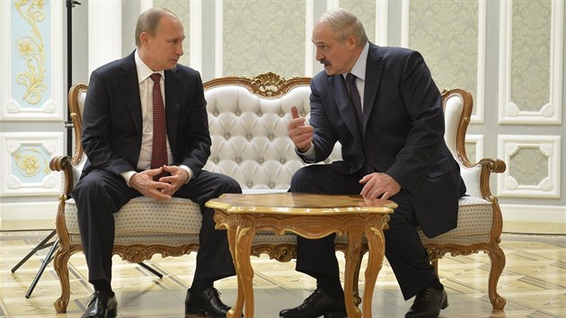 Rusk prezident Vladimir Putin pi jednn s hostitelem summitu bloruskm prezidentem Alexandrem Lukaenkem. (11. nora 215) . (12. nora 2015)