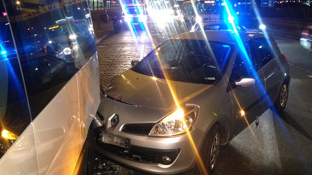 Nehoda v Chlumeck ulici na ernm most. (16. nora 2015)