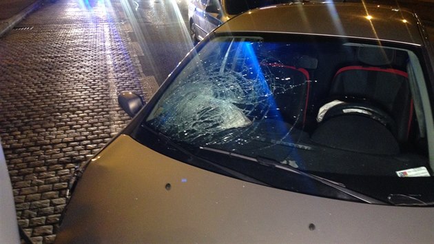 Nehoda v Chlumeck ulici na ernm most. (16. nora 2015)
