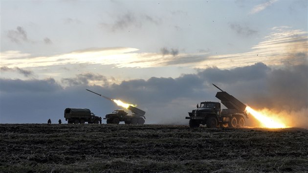 Ukrajinsk raketomety Grad pl na povstaleck pozice u Debalceve (8. nora 2015)