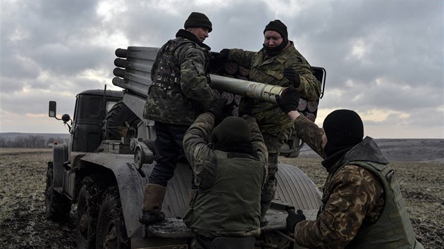 Ukrajinské raketomety Grad pálí na povstalecké pozice u Debalceve (8. února...