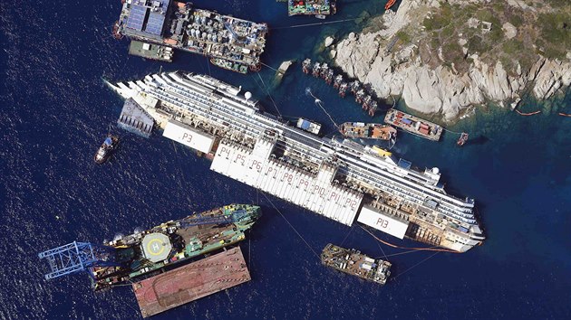 Ztroskotan lo Costa Concordia na snmku pozenm z vrtulnku italskho nmonictva (26. srpna 2013)