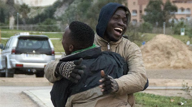 Radost africkch uprchlk, kterm se podailo zdolat plot mezi Marokem a Melillou. (10. nora 2015)