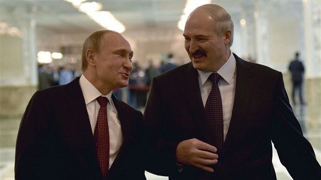 Rusk prezident Vladimi Putin a jeho blorusk protjek Alexander Lukaenko ped mrovmi jednnmi v Minsku (11. nora 2015)