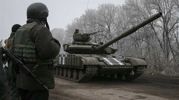 Tank ukrajinsk armdy u msta Debalceve (15. nora 2015)