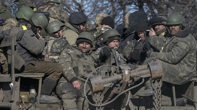 Ukrajint vojci se stahuj z obklenho Debalceve (18. nora 2015)