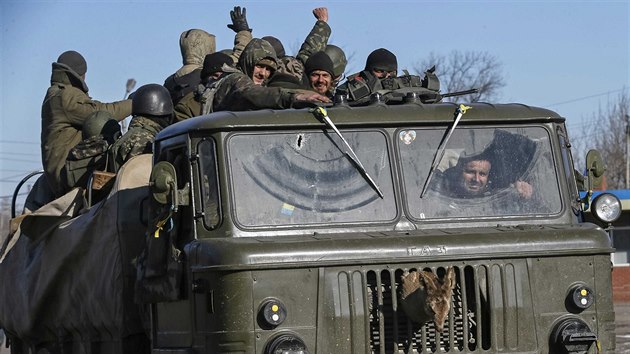 Ukrajint vojci se stahuj z Debalceve (18. nora 2015)