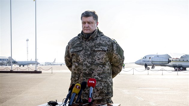 Ukrajinsk prezident Poroenko oznmil na kyjevskm letiti staen armdy z Debalceve (18. nora 2015)