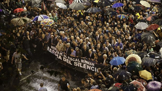 V Buenos Aires protestovaly statisce lid za dn vyeten smrti prokurtora Alberta Nismana (19. nora 2015)