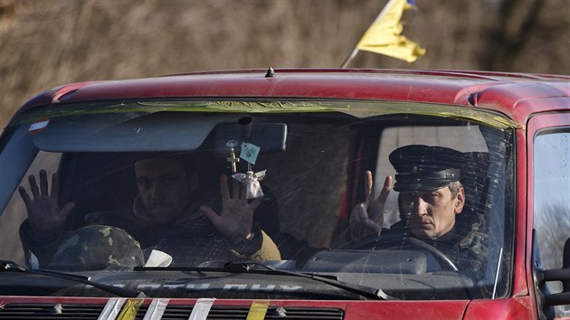 Ukrajint vojci, kte se sthli z Debalceve, pijd do 50 km vzdlenho Artmivsku (18. nora 2015)