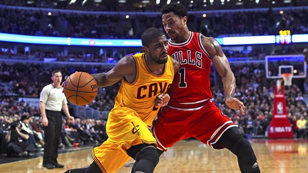 Kyrie Irving se pokou prothnout kolem Derricka Rose.