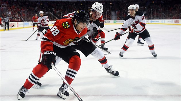 Hokejisty New Jersey prohn ikula Patrick Kane z Chicaga.