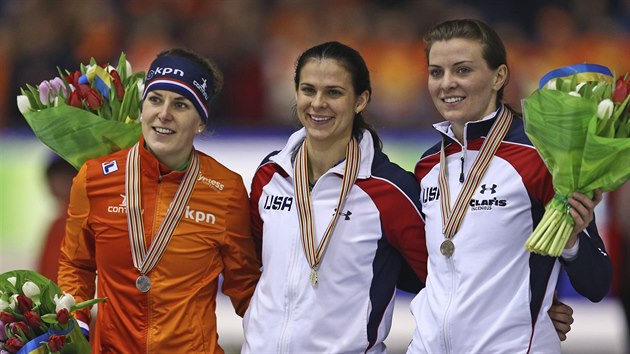 Medailistky ze zvodu na 1500 metr. Zleva Ireen Wstov (stbro), vtzka Brittany Boweov a Heather Richardsonov.