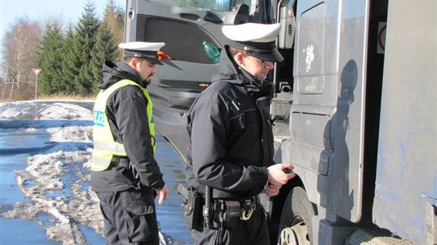 Policejn kotrola odhalila v Karlovarskm kraji nebezpen zvady na nkladnch autech.