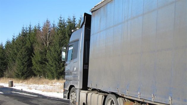 Policejn kotrola odhalila v Karlovarskm kraji nebezpen zvady na nkladnch autech.