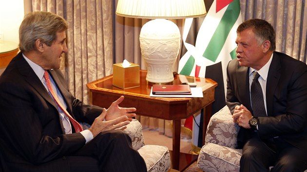 Jordnsk krl Abdallh II. (vpravo) jednal s americkm ministrem zahrani Johnem Kerrym (3. nora 2015).