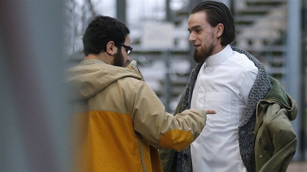 Delefortrie (vpravo), kter je podezel z lenstv v Sharia4Belgium, dorazil k soudu v Antverpch (11. nora 2015).