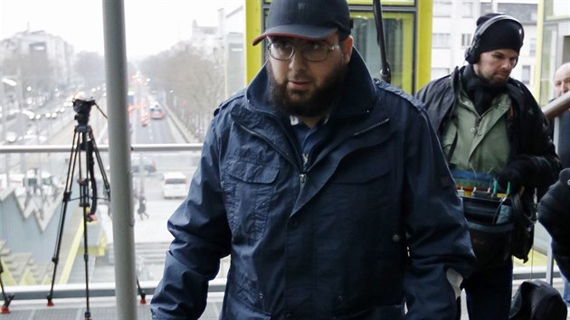 El Makhoukhi, kter je podezel z lenstv v Sharia4Belgium, dorazil k soudu v Antverpch (11. nora 2015).