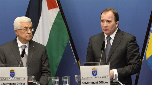 Palestinsk vdce Mahmd Abbs (vlevo) s vdskm premirem Stefanem Lfvenem na tiskov konferenci v Stockholmu (10. nora 2015).