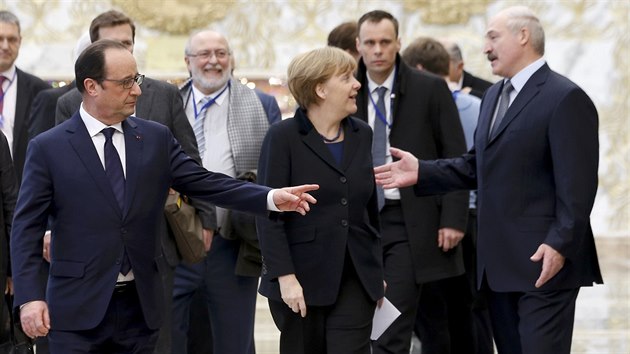 Francouzsk prezident Hollande (vlevo) a nmeck kanclka Merkelov hovo s bloruskm prezidentem Lukaenkem po jednn o Ukrajin v Minsku (12. nora 2015).