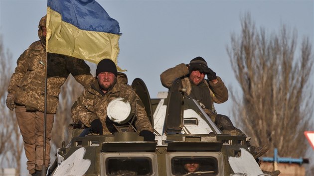 Ukrajinské jednotky ped mstem Artemivsk (18. února 2015).