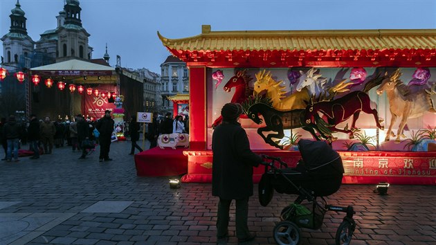 Staromstsk nmst v Praze zaplavily v rmci oslav nskho novho roku destky dekorac. Pamtkm se to nelb, podle nich je vc takovho rozsahu v pamtkov zn naprosto neppustn. (18.2.2015)